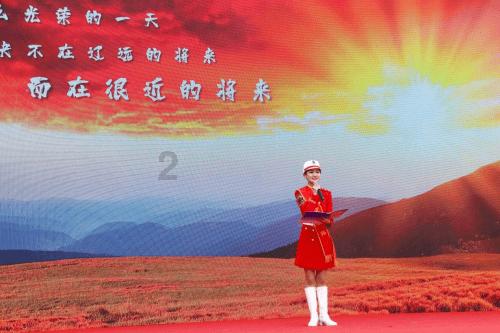 武汉东西湖走马岭街举办年货节，超35家本土食品企业参展，展会持续至24日